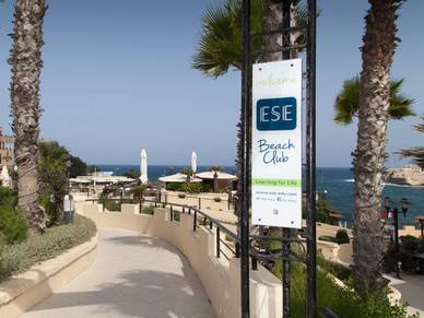 Beach Club auf Malta - Englisch Sprachreisen für Erwachsene